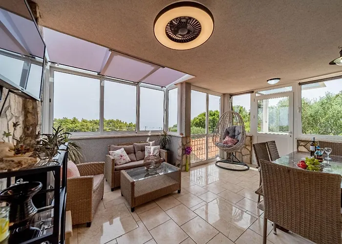 펜션 Stone House Blaca - Two Bedroom Stone House With Terrace And Sea View
