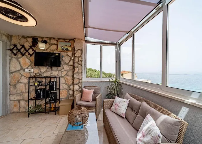 펜션 Stone House Blaca - Two Bedroom Stone House With Terrace And Sea View *