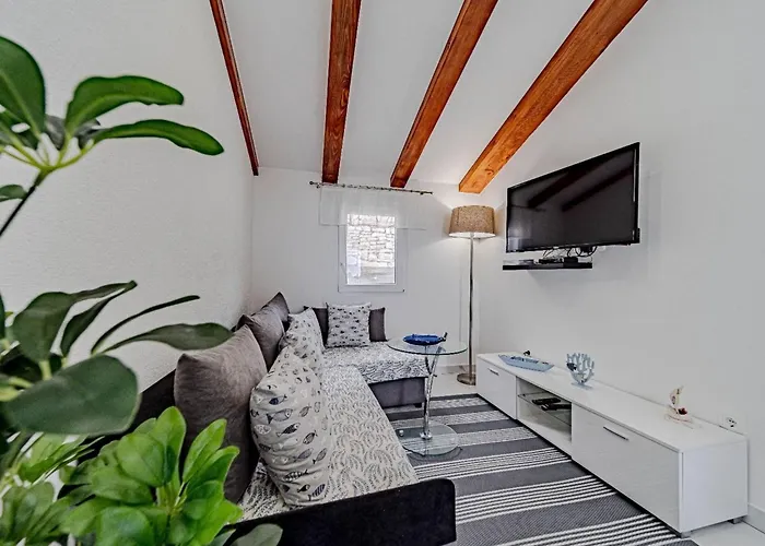 펜션 Stone House Blaca - Two Bedroom Stone House With Terrace And Sea View *