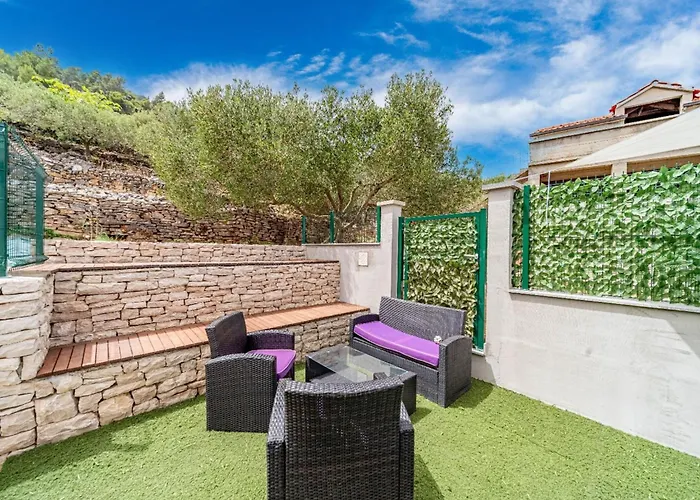 펜션 Stone House Blaca - Two Bedroom Stone House With Terrace And Sea View *